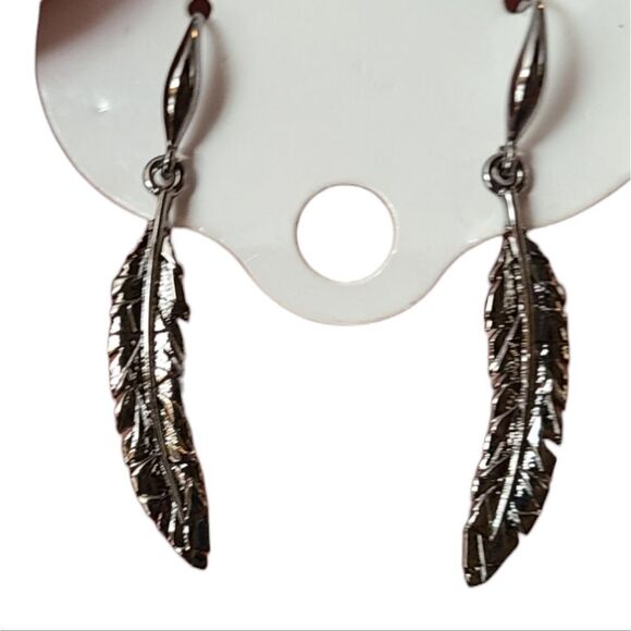 PARIS Earrings Pierced Silvertone Feathers Dangling NWOT - Picture 5 of 5